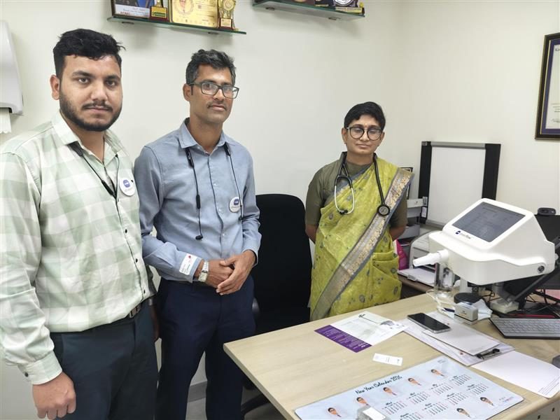 Clinicians beside an alveofit device in a community clinic